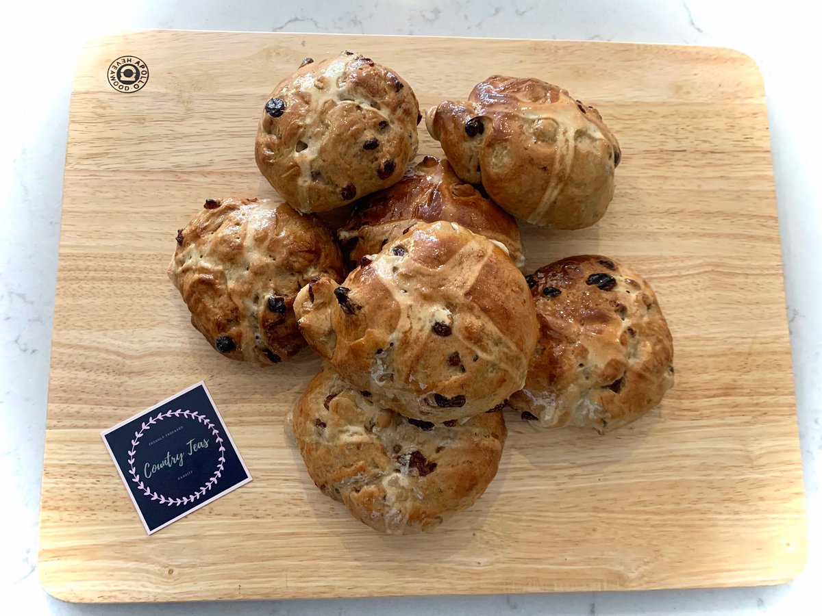 Nothing says Easter like a hot cross bun.. 🙌🏽🌼🐣🥰 #hotcrossbuns #happyeaster #countryteas #easterweekend #afternoontea #springtime #homedelivery #cardiff #homemade #homecomforts #freshbakes #traditional