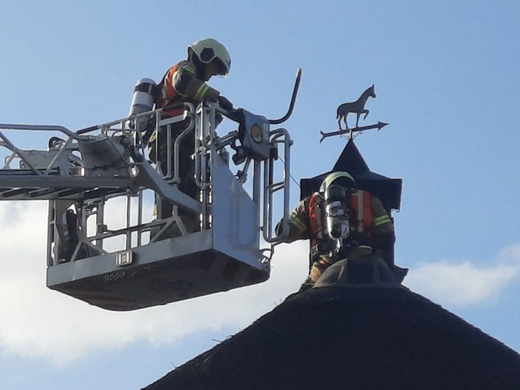 Schoorsteenbrand slaat over naar rieten kap in Vinkel . 3 april 2021.