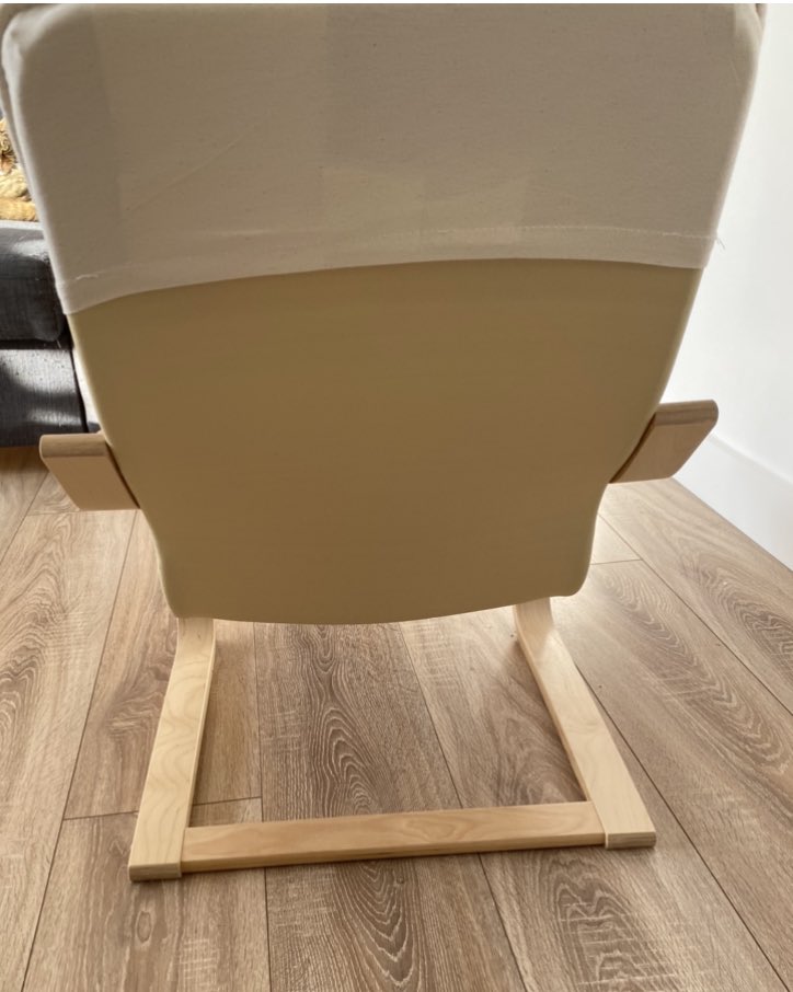 JulieBernede's tweet photo. .@IKEA_France il y a un certain écart  entre les photos de votre site web VS la réalité. Fauteuil Poang enfant récupéré aujourd’hui. Sur le site web l’arrière est beige et en réalité jaune horrible ! Défaut de série ou photo mensongère ? https://t.co/Ip4eMHoP48