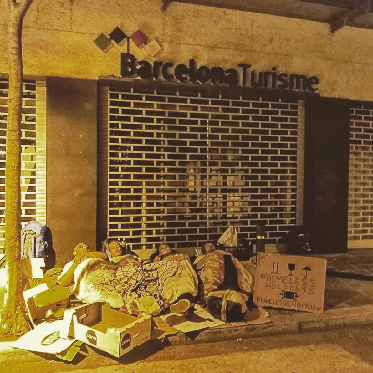 andrewfunkspain's tweet photo. ¿Por qué duermen en grupos las personas que viven en la calle? https://t.co/8CbLGPxpAu

#HomelessEntrepreneur https://t.co/ohW5Nio055