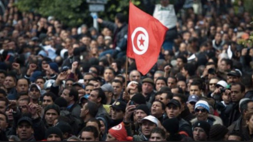 En janvier 2011, un vent de protestations part de la Tunisie et contamine l& #39;ensemble de la région. En l& #39;espace d& #39;un an, les régimes tunisiens, égyptiens et libyens s& #39;effondrent / Changement de constititution au Maroc et en Jordanie / Éléctions anticipées dans tous ces pays