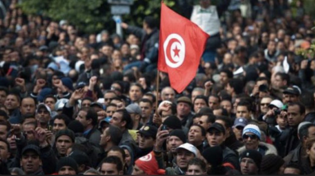 En janvier 2011, un vent de protestations part de la Tunisie et contamine l'ensemble de la région. En l'espace d'un an, les régimes tunisiens, égyptiens et libyens s'effondrent / Changement de constititution au Maroc et en Jordanie / Éléctions anticipées dans tous ces pays