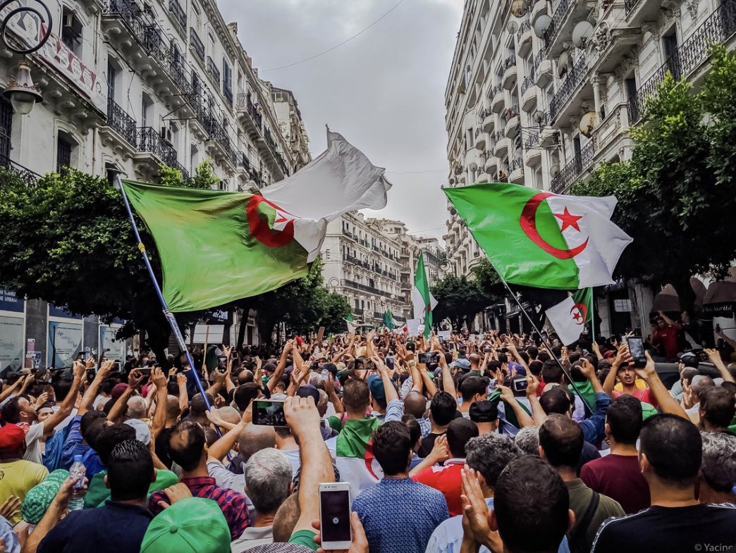 Le 22 février 2019, nouvelle contestation dans un pays arabe, en Algérie. En deux mois, les manifestants arrivent à chasser Bouteflika au pouvoir depuis 20 ans mais écopent de Tebboune qui est issu du même système. L'armée algérienne conserve son emprise sur les affaires internes