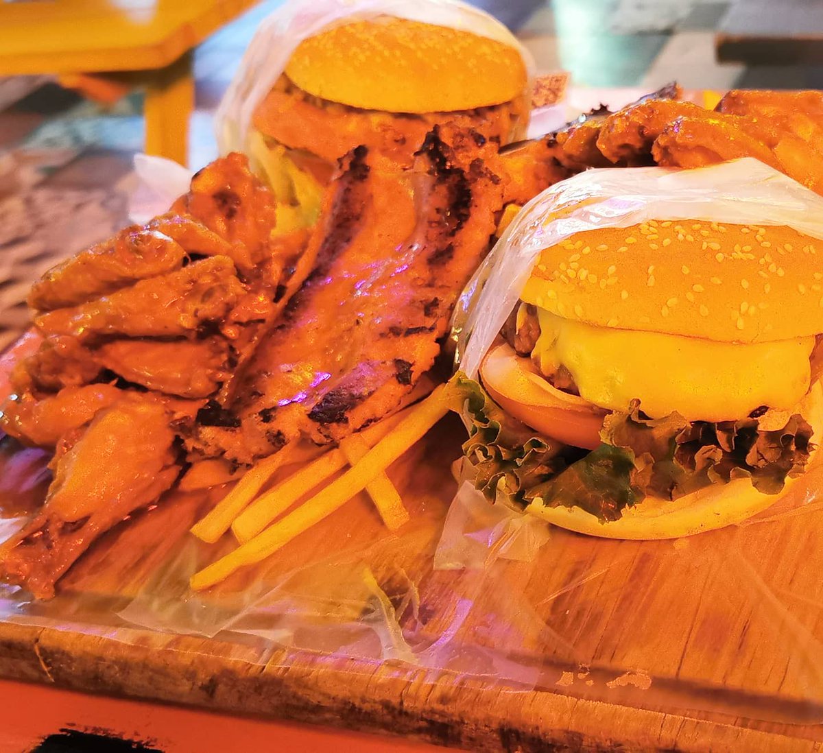 ReyesArmandoA's tweet photo. ¿Quién en su sano juicio, se cena esto? 🍔 ☂️
Yo, ni sano, ni con juicio 🤣.
.
#Lucerna #comedorlucerna #cena @ComedorLucerna #alitas #wings #nochedeteatro @teatro_milan #PequeñasGrandesCosa https://t.co/hFK2oq4VEs