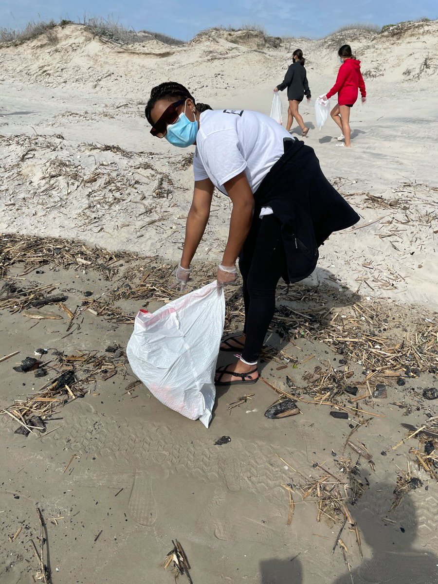 NHS_vmhs's tweet photo. So grateful for all of our NHS members for coming out yesterday morning to our 4th Annual VMHS NHS Beach Cleanup! #CovidEdition https://t.co/jMxK8r3i4s