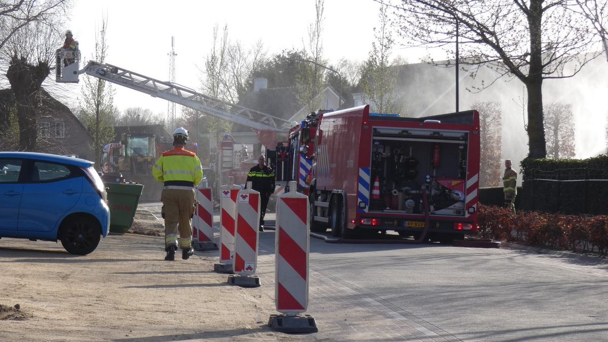 Schoorsteenbrand slaat over naar rieten dak in Vinkel ..