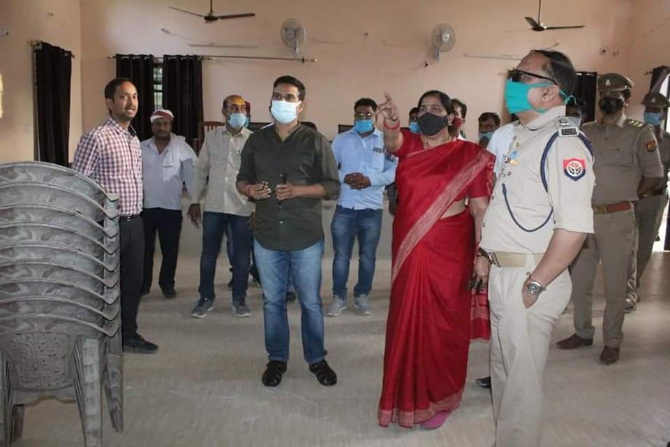 azamgarhkhabar's tweet photo. #Azamgarh : डीएम व एसपी ने बूथों का किया निरीक्षण, बैठक कर दिए आवश्यक दिशा निर्देश, लगातार तीसरे दिन की चेकिंग । @dmazamgarh @dubey_ips @azamgarhpolice @digazamgarh 
#azamgarhkhabar #azamgarh #upelections #panchayatelections #PanchayatElections2021 https://t.co/25G1MEGhzg