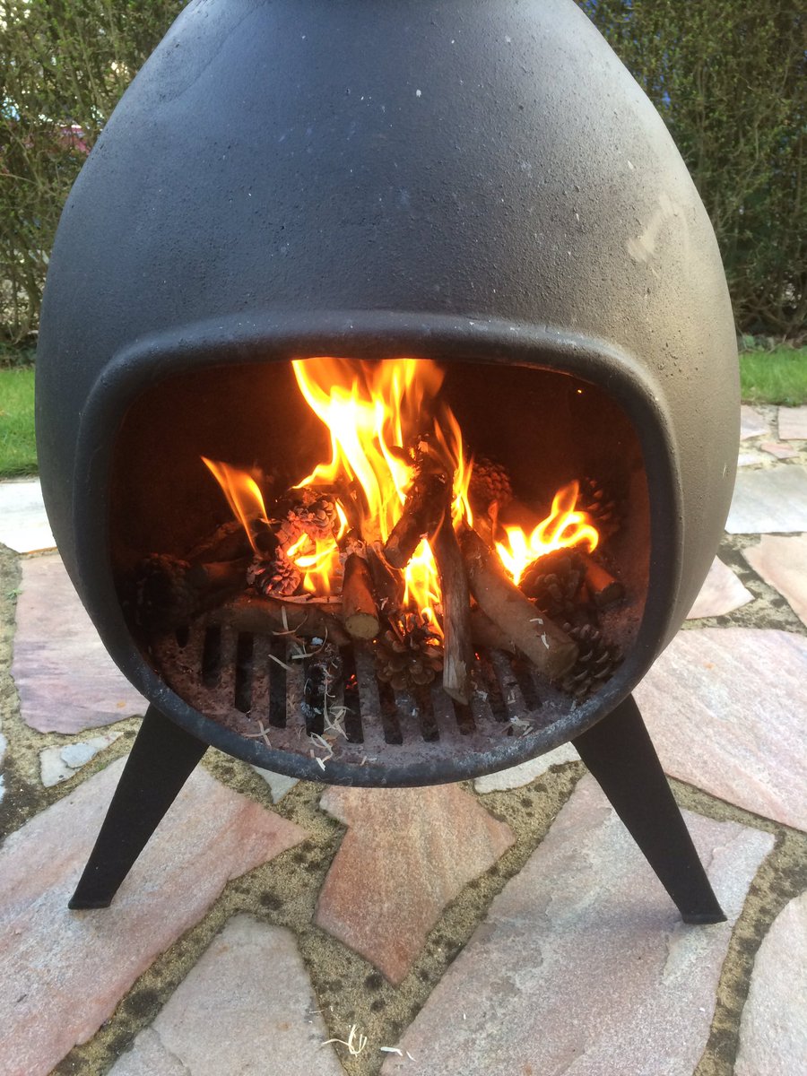 Mrs_Go_naeht's tweet photo. Hier jetzt hauseigenes Osterfeuer und zum Nachtisch vorösterliche Eierplatte...
#Ostern #osterbrauch #osterfeuer 🔥🐰🥚 https://t.co/J0UeaK0v8V