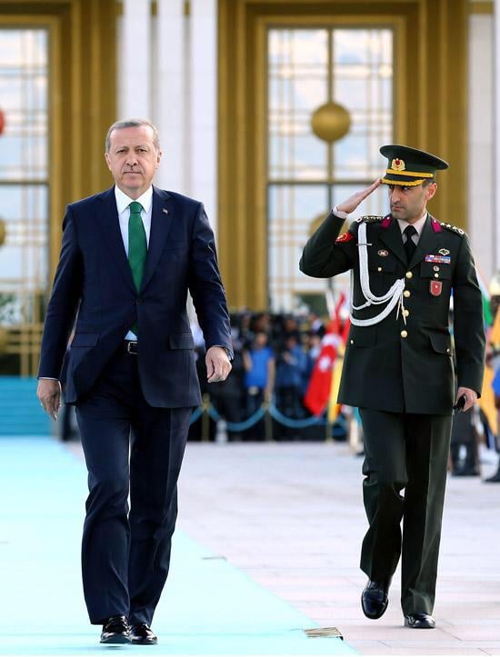 Bakışlara bir bakın. Bu Fetocu Yaverin adı neydi bilen var mı?