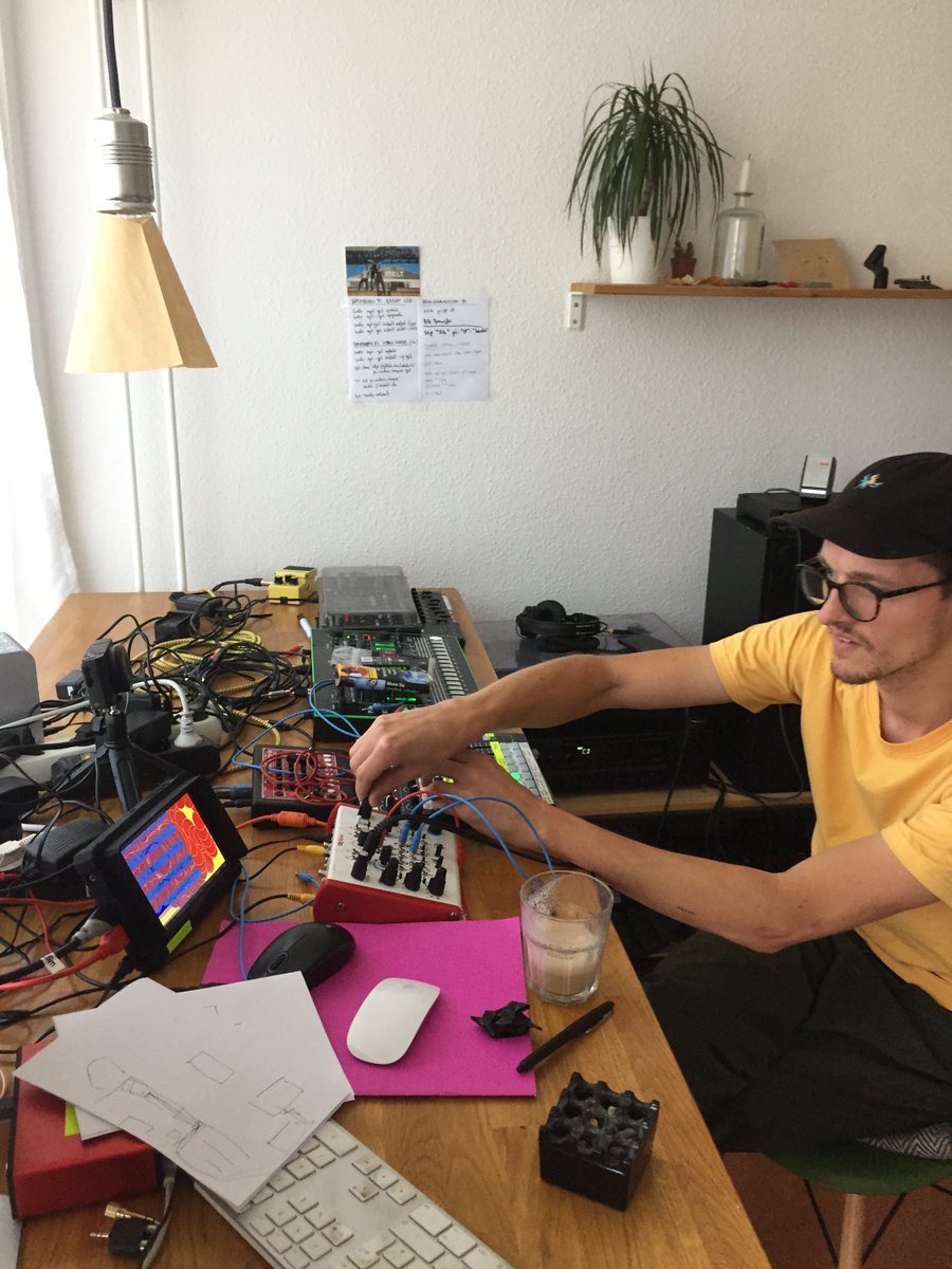 OrchestraRandom's tweet image. Make the world nerdy again. Live show incoming.

#audiovisual #electronica #liveact #immersiveart #electronicmusic #3drendering #unity #microscope #visuals