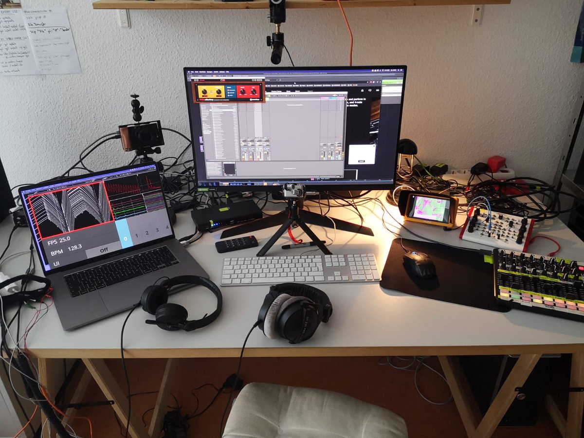 OrchestraRandom's tweet image. Make the world nerdy again. Live show incoming.

#audiovisual #electronica #liveact #immersiveart #electronicmusic #3drendering #unity #microscope #visuals