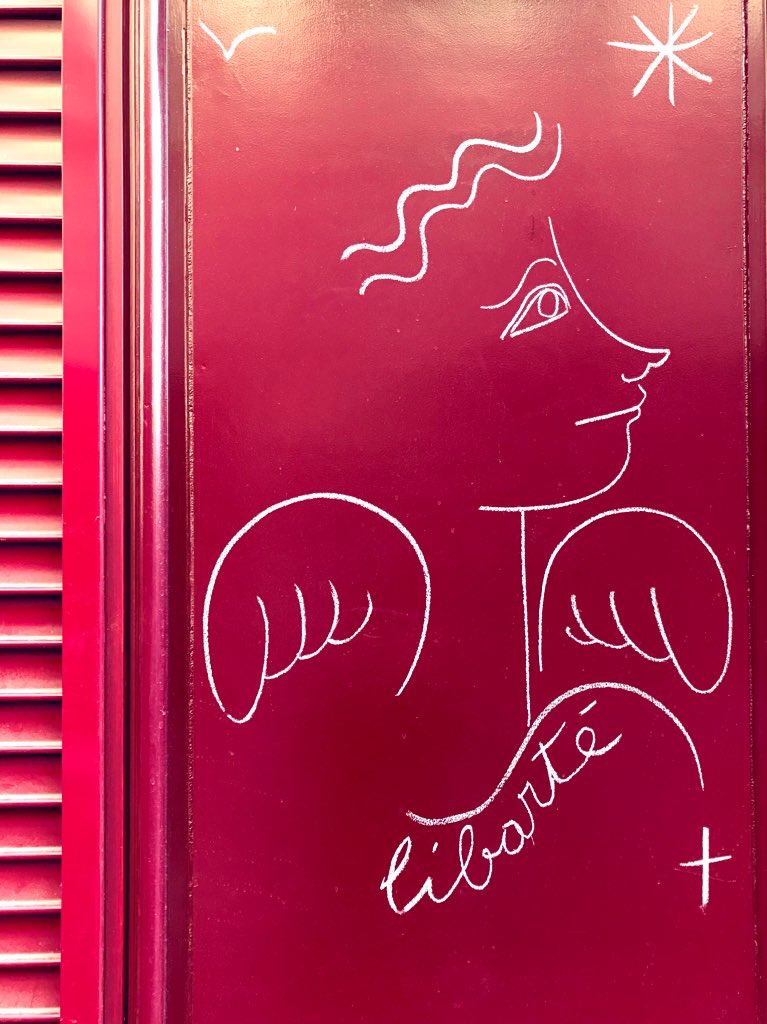 JohanneCasa's tweet photo. Merci #jcdecastelbajac pour ce bol d’art poétique & éphémère rue des #BeauxArts https://t.co/kGy7XzQdYG