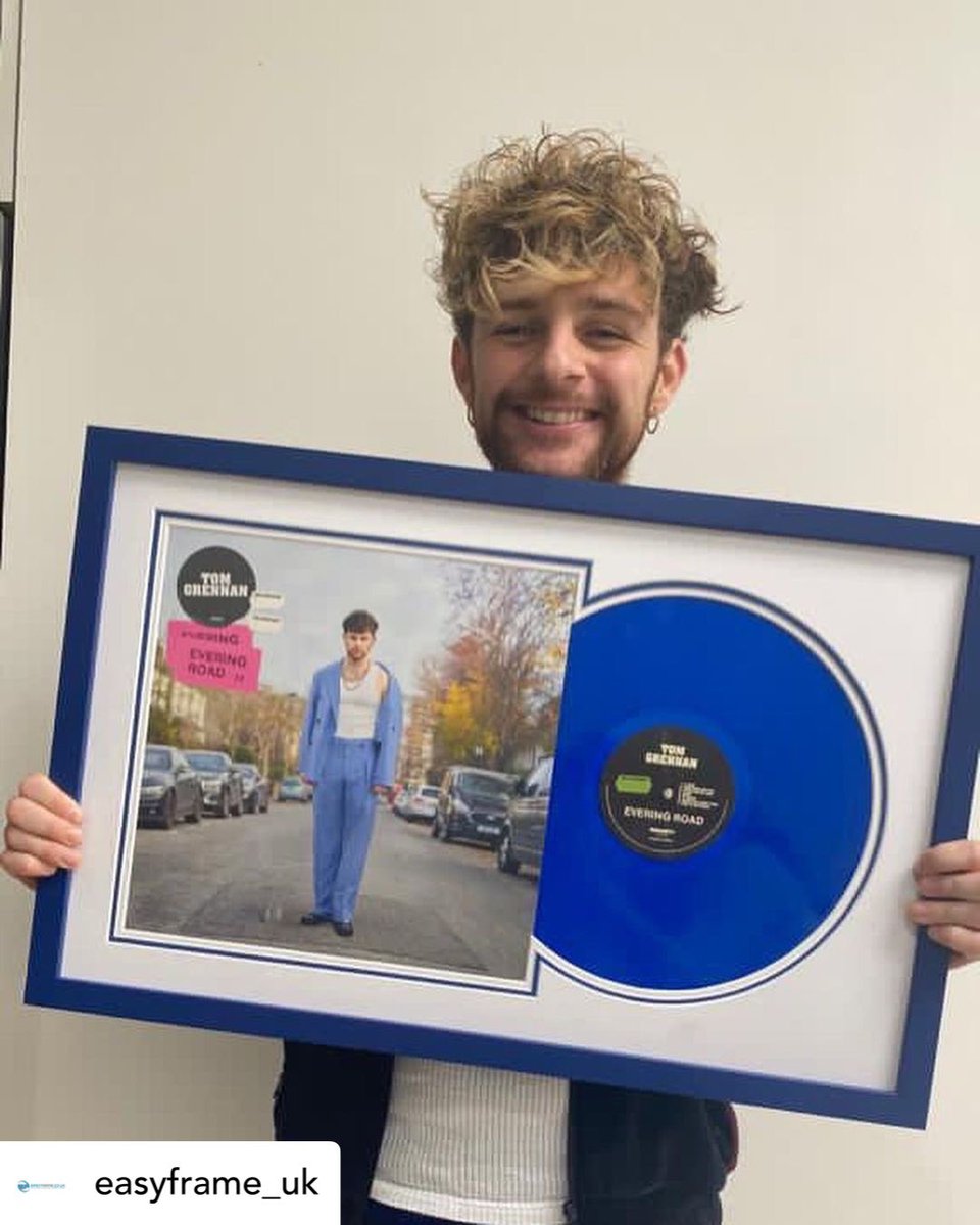 MrsJoZanna's tweet image. Great to see that @Tom_Grennan loved his vinyl that @nickz1971 framed for him! 

If you need (virtually) anything framing, then give Nick a nudge &amp;amp; him and the team at @easyframeUK can help!! 🖼😁

can’t wait to see him perform live in his home town at @BedfordEsquires in August