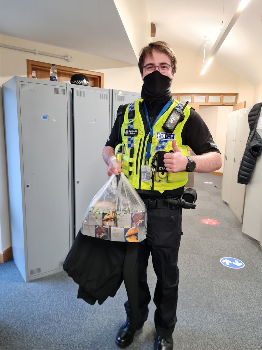 Ran into officer on his first <a href="/HumberbeatHULL/">Humberside Police - Hull</a> shift. Think he'll get on well with his shift judging by cake quality #nights #firstday