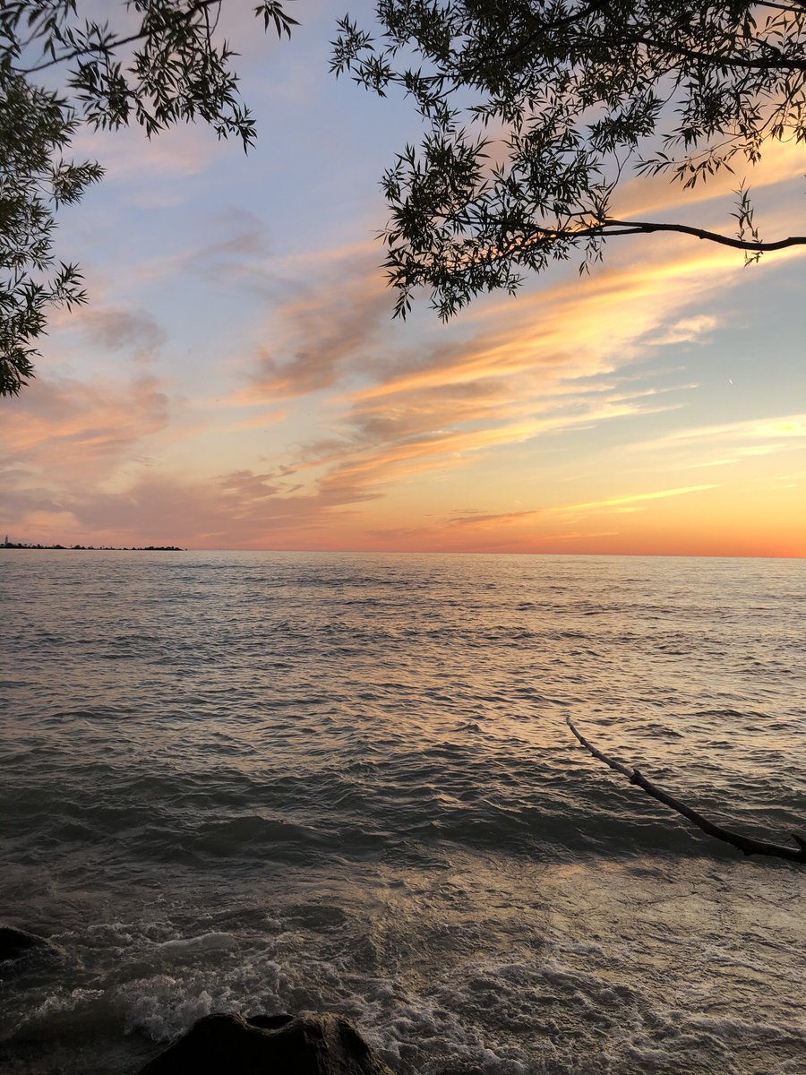 #throwback to last #summer at the #cottage 👒 💜 🥰 #happysaturday #sunset #stormhour #amazingtrip #travel #portelgin #southampton