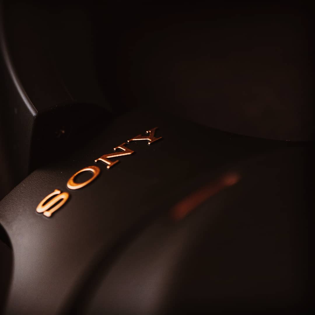 Tech_edit_'s tweet photo. 🙏 Please don't call this colour rose gold! It's copper, and we are SONY fans!
#SONY #sony365 #sonyheadphones #headphones #wh1000xm4 #blackmatt #coppercolor #sonyfans #macrophotography https://t.co/y5zrUpkJwl