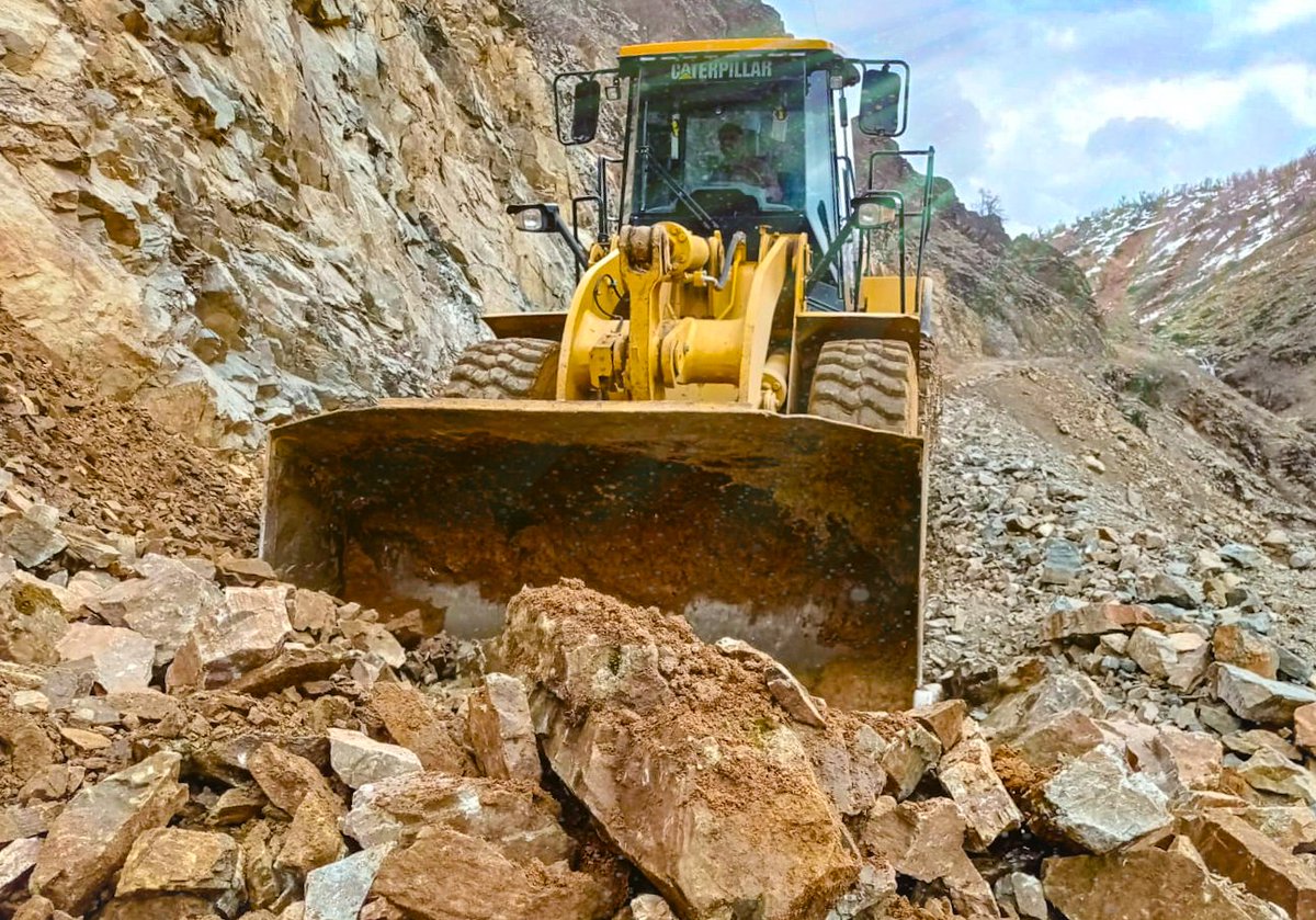 Sason ilçemize bağlı Yakabağ Goma mezrasında meydana gelen heyelan sonrası ekiplerimiz tarafından başlatılan temizleme çalışmaları tamamlanarak yol tekrar ulaşıma açılmıştır.