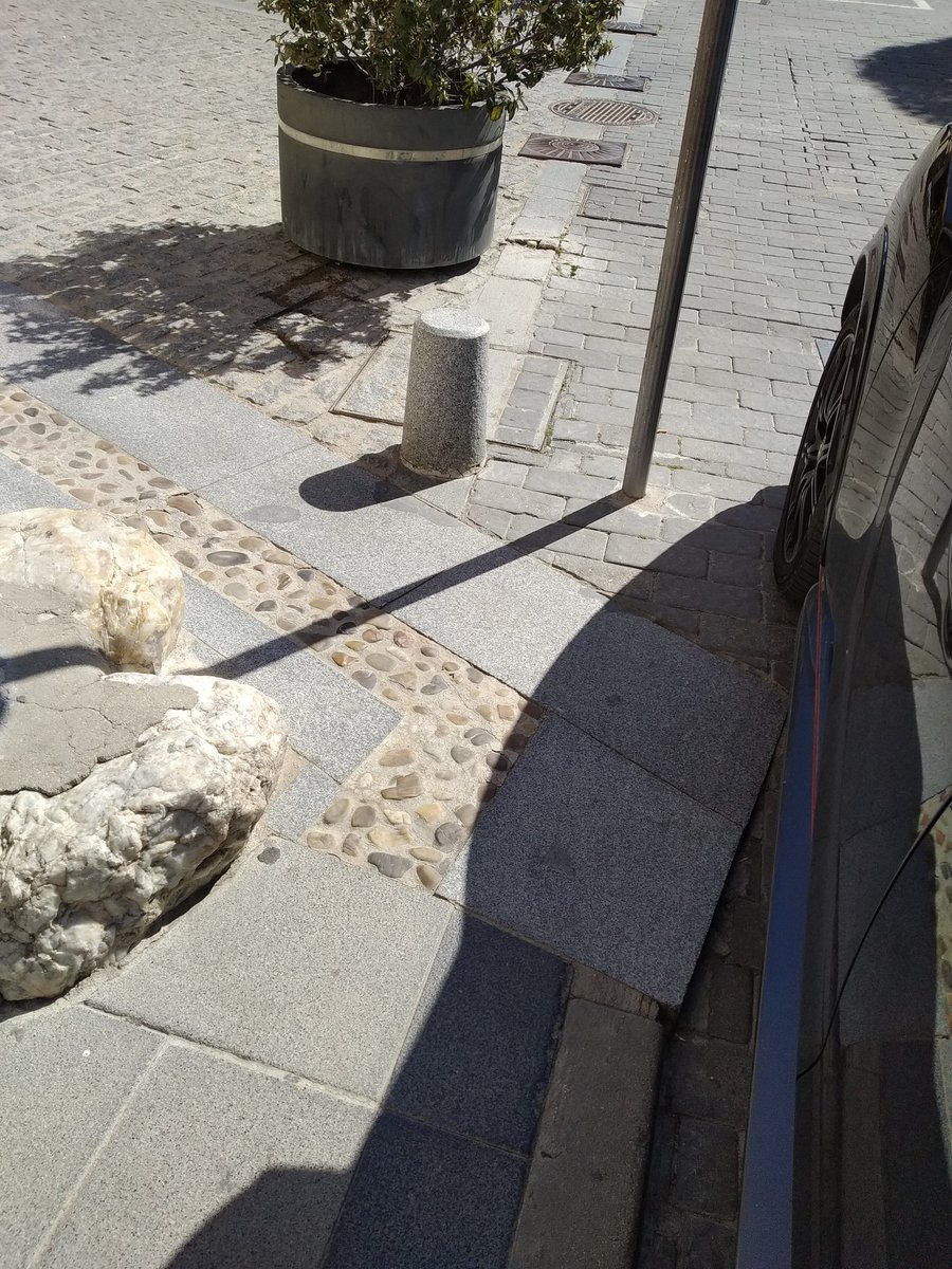 Ro_aguacatekill's tweet photo. @ObraRadm Paso estrecho y elementos que impiden el paso de una silla de ruedas. En @ayto_naval #SINbarrerasMadrid https://t.co/KucNQq0v3y