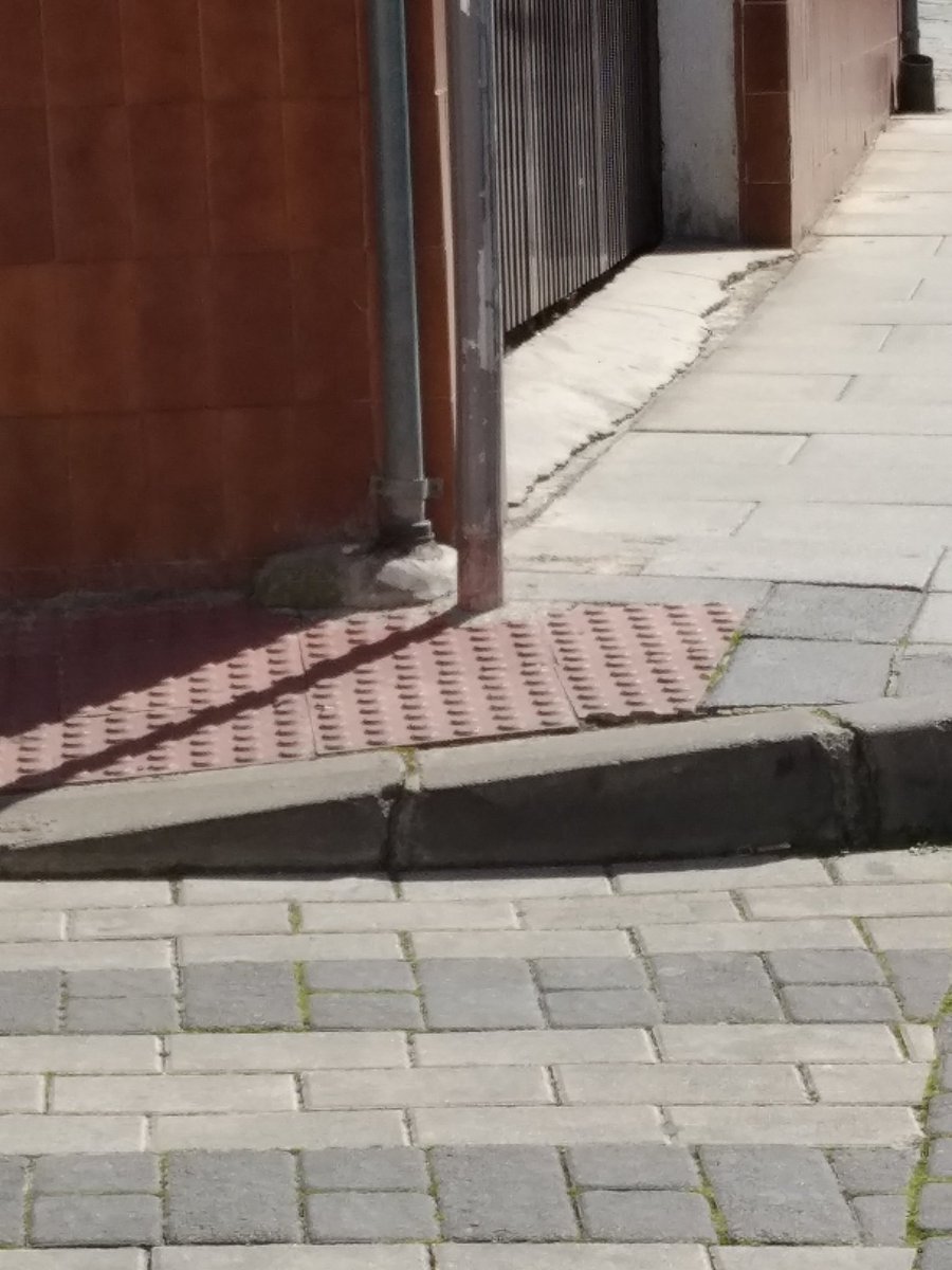 Ro_aguacatekill's tweet photo. @ObraRadm Bordillo en el paso de cebra y señales verticales que impiden el paso de una silla de ruedas hacia donde no hay bordillo. En @ayto_naval https://t.co/VgBHFkWXs0