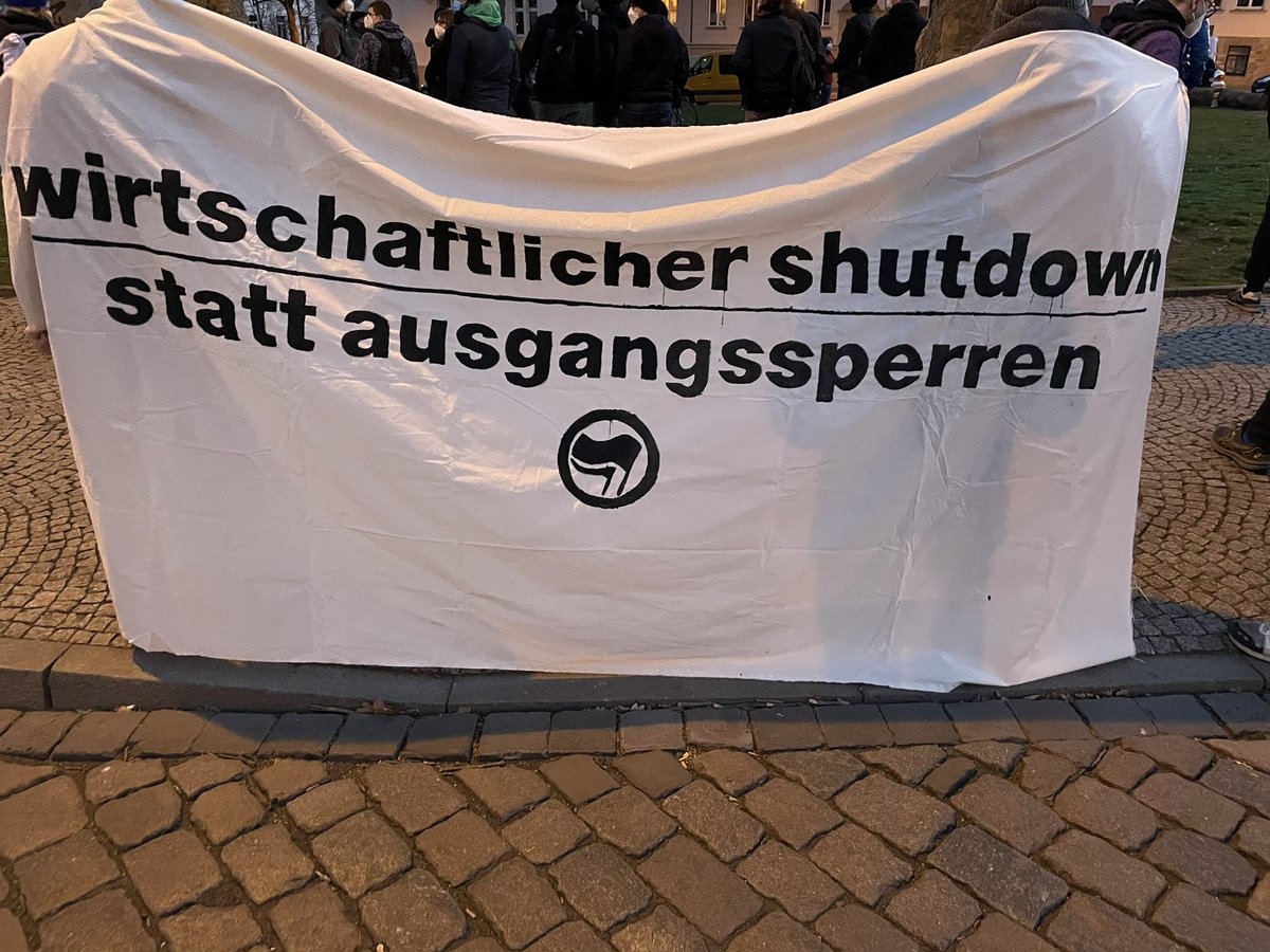 valentinhacken_'s tweet photo. 2009 Auf dem Rosa-Lux-Platz sammeln sich allmählich Menschen um gegen die ab heute verfügte nächtliche Ausgangssperre in Halle zu demonstrieren. Versammlungen sind davon explizit ausgenommen. „Wirtschaftlich“ meint hier Wirtschaft zu, statt Privatleben. #hal0304 https://t.co/6SQQPDBWhU