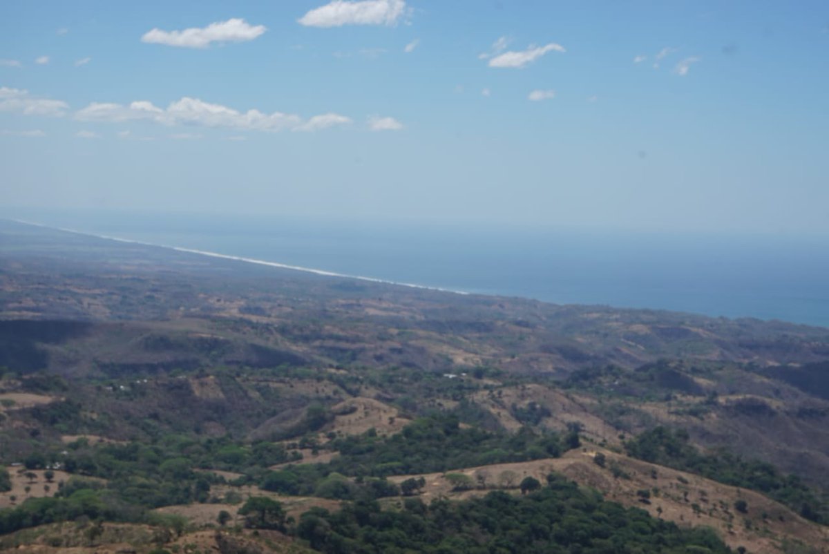 tcsnoticias's tweet photo. Nuestro periodista @eportilloTCS nos comparte estas hermosas fotografías desde el Peñón de Comasagua, al cual se sumó al reto de escalarlo. ¿Y usted lo escalaría en estas vacaciones de #SemanaSanta? https://t.co/L3Q1Rzlz2t