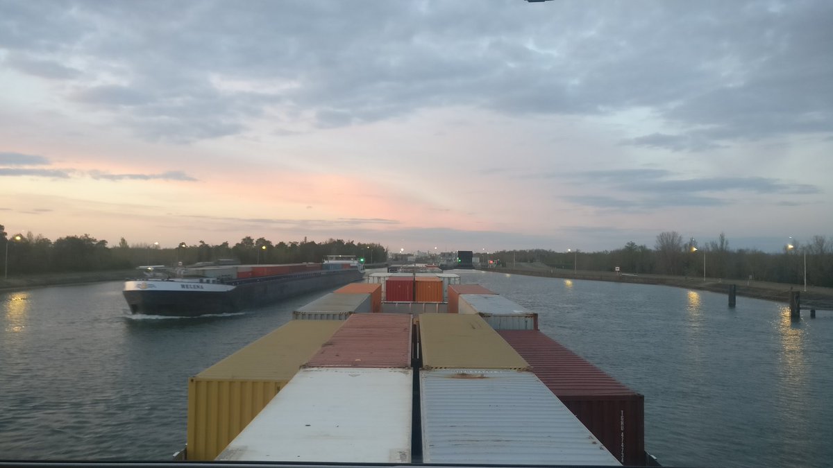 Twee #Danser schepen Helena en de Alsace-Hollande passeren elkaar boven de sluis van Marckolsheim. #dansercontainerline #containers #binnenvaart