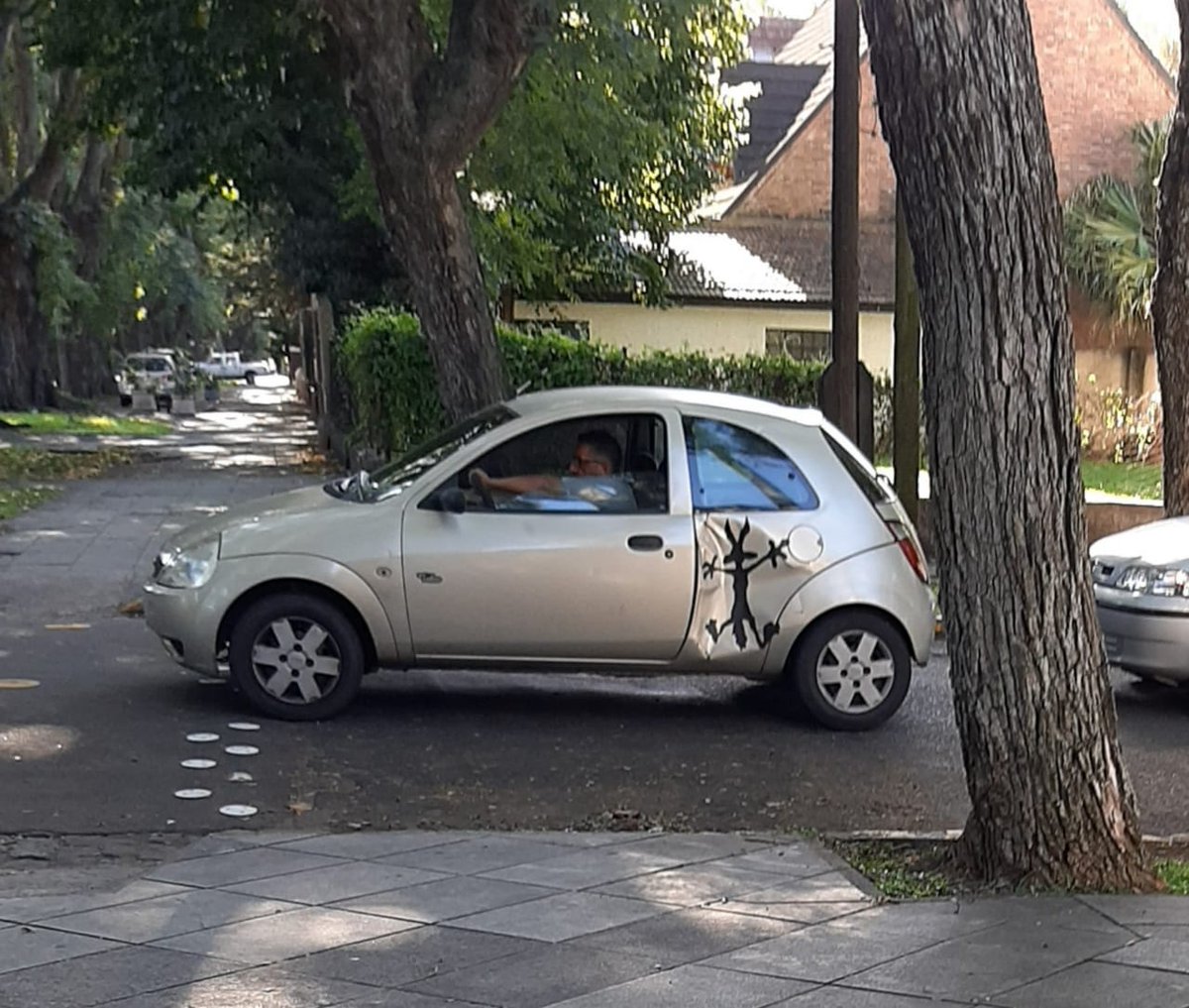 normabaq's tweet image. Perdón señor dueño de este auto que lo muestre, pero lo considero un genio creativo!!