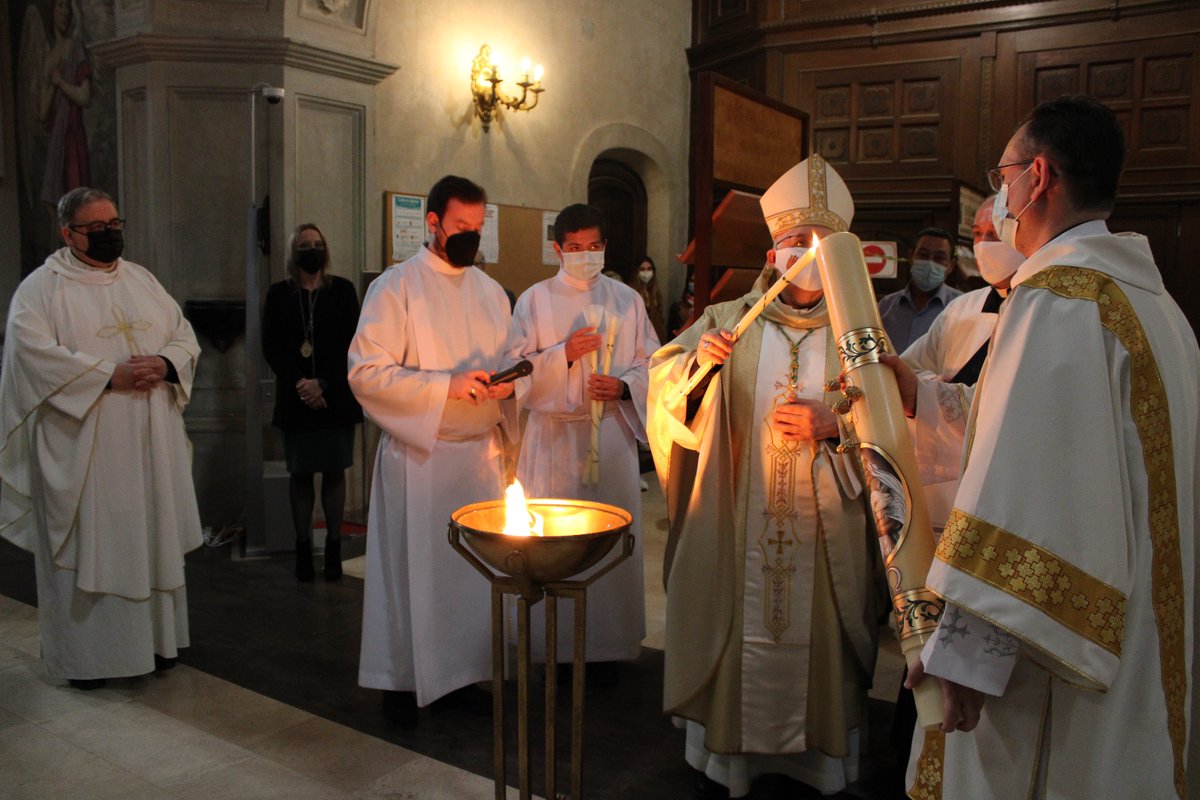 DiocesisAlbact's tweet photo. Vigilia Pascual en la S.I. Catedral presidida por nuestro Obispo y administración de los Sacramentos de Iniciación Cristiana a un catecumedo, Victor Damián. https://t.co/rYSqpb4Vox