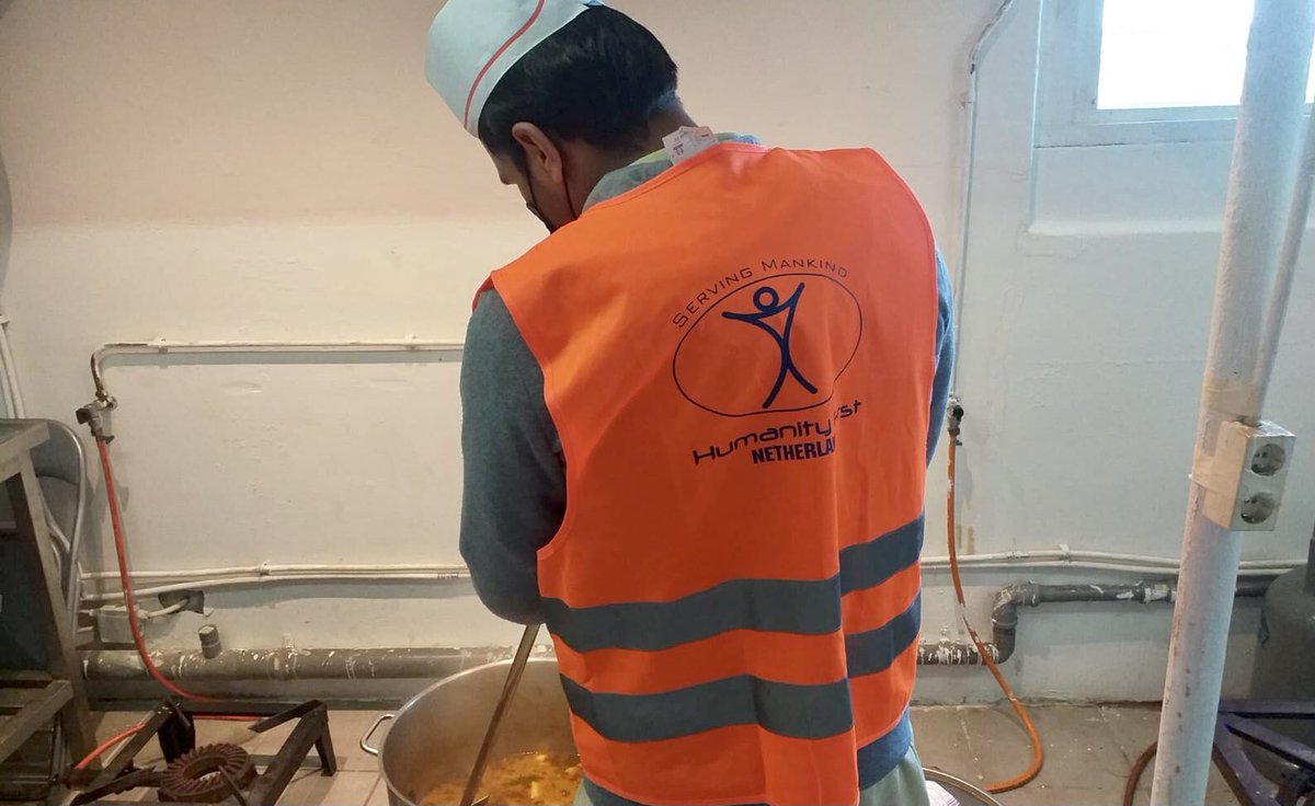 shaziasiddd's tweet photo. 147 warme maaltijden verstrekt door Humanity First Nederland aan opvangcentra voor daklozen in Amsterdam, #HumanityFirstNL #ServingMankind https://t.co/ifHJ3pIAvg https://t.co/kS93lIGap6