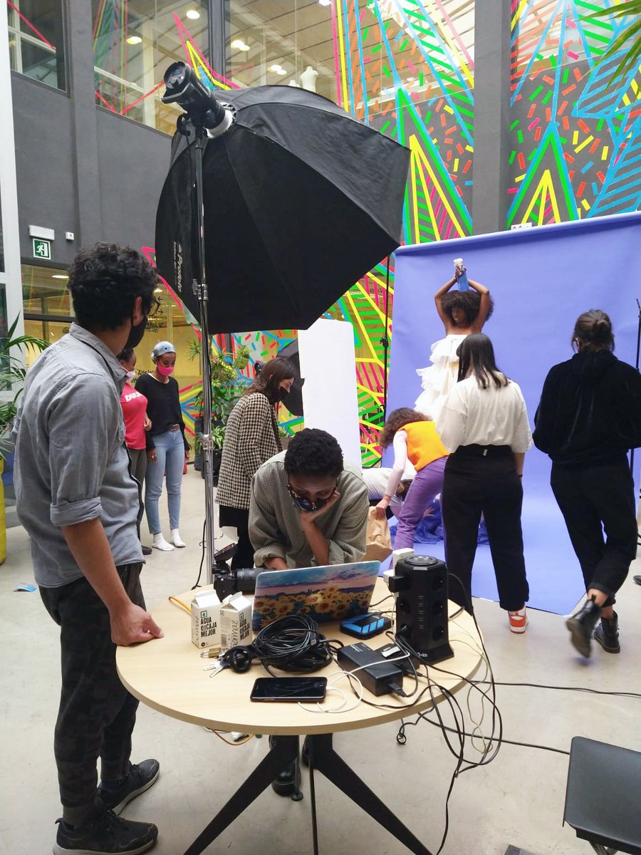 LCI_Barcelona's tweet photo. Antes de Semana Santa celebramos dos photoshoots dirigidos por Olga de la Iglesia y @LasColStudio.

Olga trabajó con los estudiantes del Máster en Fotografía de Moda y Las Coleccionistas con los alumnos del Máster en Fotografía Gastronómica.

Más info: https://t.co/pSjlvDybKL. https://t.co/z0TPlgzerR