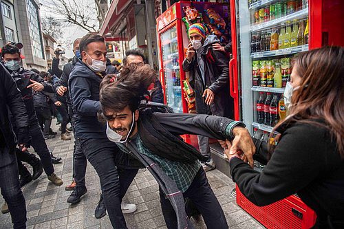 Bir katil, bir tecavüzcü ya da bir hırsız değil de, neden barışçıl eylem yapan öğrenciler böyle gözaltına alınıyor <a href="/suleymansoylu/">Süleyman Soylu</a>  ?