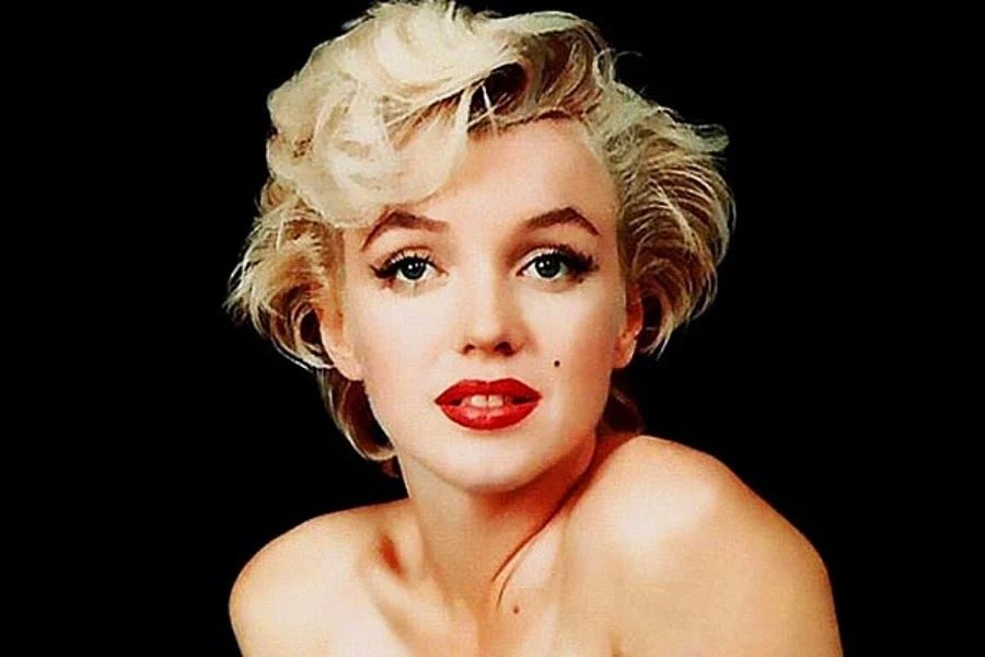 'Bir kadına doğru ayakkabıları verirseniz dünyayı bile fethedebilir.' 

- Marilyn Monroe

#kadınasiddeteHAYIR #MarilynMonroe #kadıninsanerkekinsanoğludur #kadınisterse #beykozüniversitesi #KadınlarDiyorKi #kadınlariçin