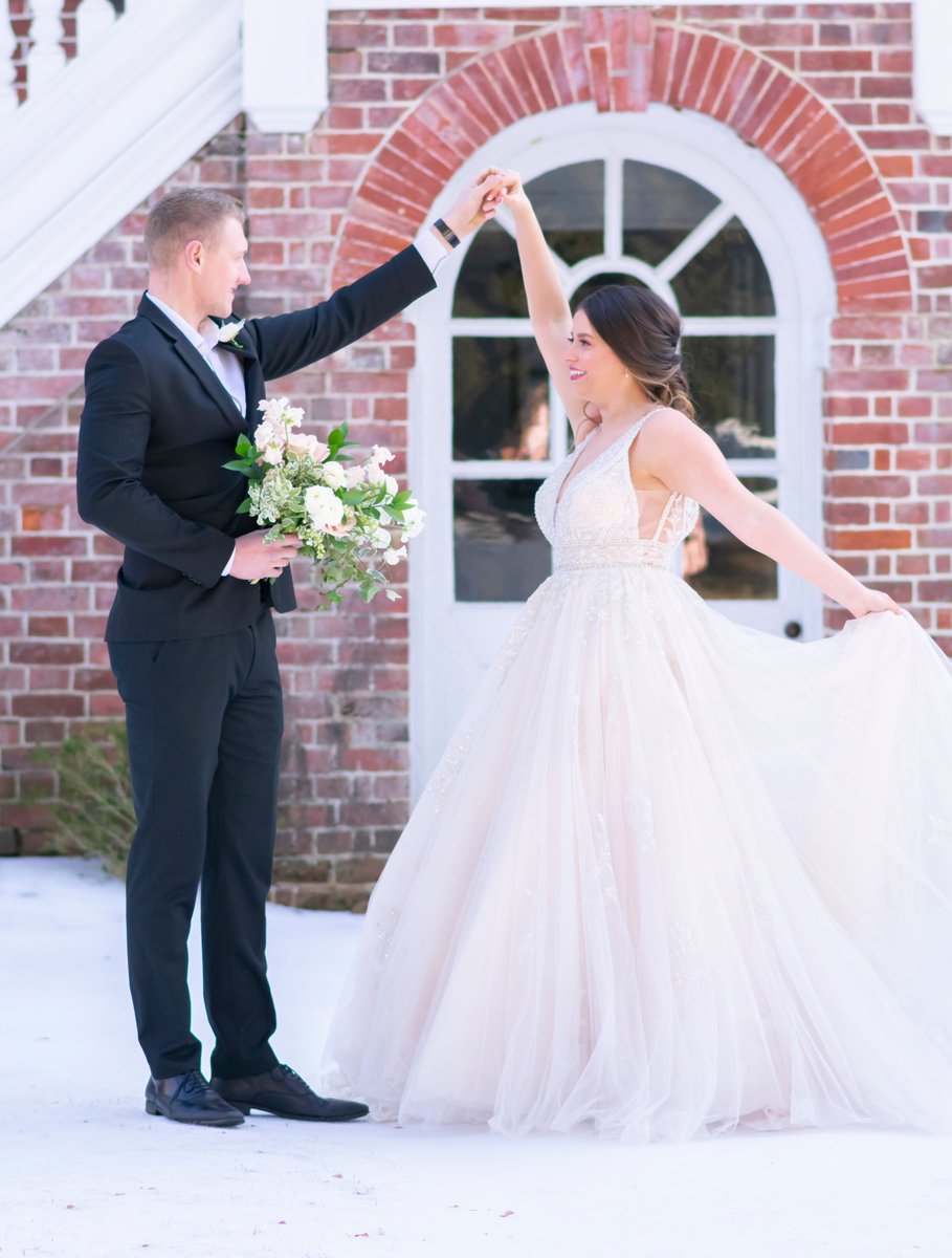 AWallace39's tweet photo. My wife recently started practicing photography and if anyone knows someone in the DMV looking for a wedding photographer or if you even just give her a follow on Instagram it would be such a confidence boost for her and I would really appreciate it.
https://t.co/Pl44IXJ2uH https://t.co/2aRQfxSRPZ