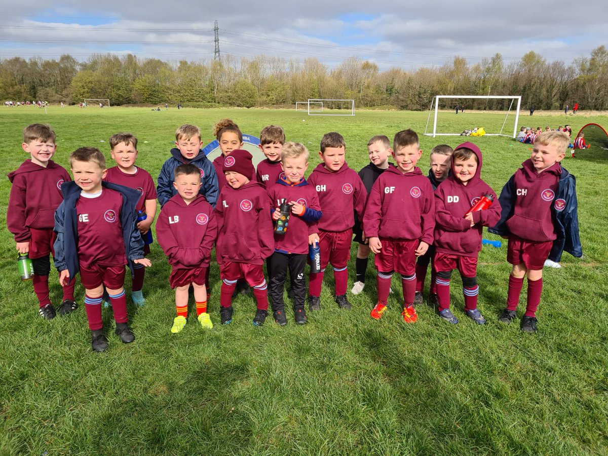 Our rising stars in Mini Kickers getting their practice in ready to join the league as soon as they can 🥳

Massive shout out to our coaches and volunteers for making this happen & to @Cdf_CosmosJnr for visiting us today

#llanrumneyyc #upthellan #united #stags #weareback ⚽️🦌