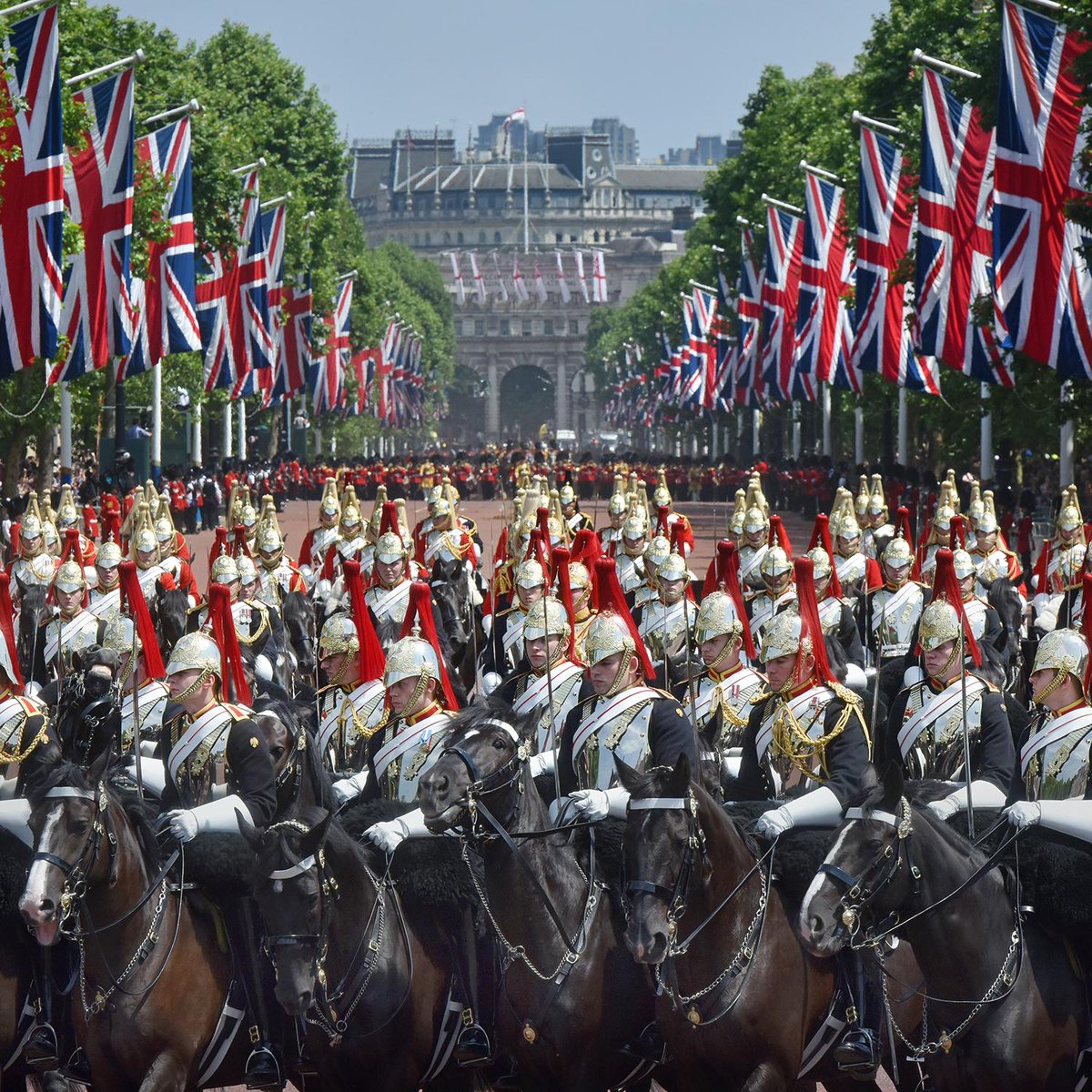 A magnificent sight, the Household Cavalry.

#Householdcavalry #Unionjacks #Britisharmy #BritishMonarchy #Britishtroops