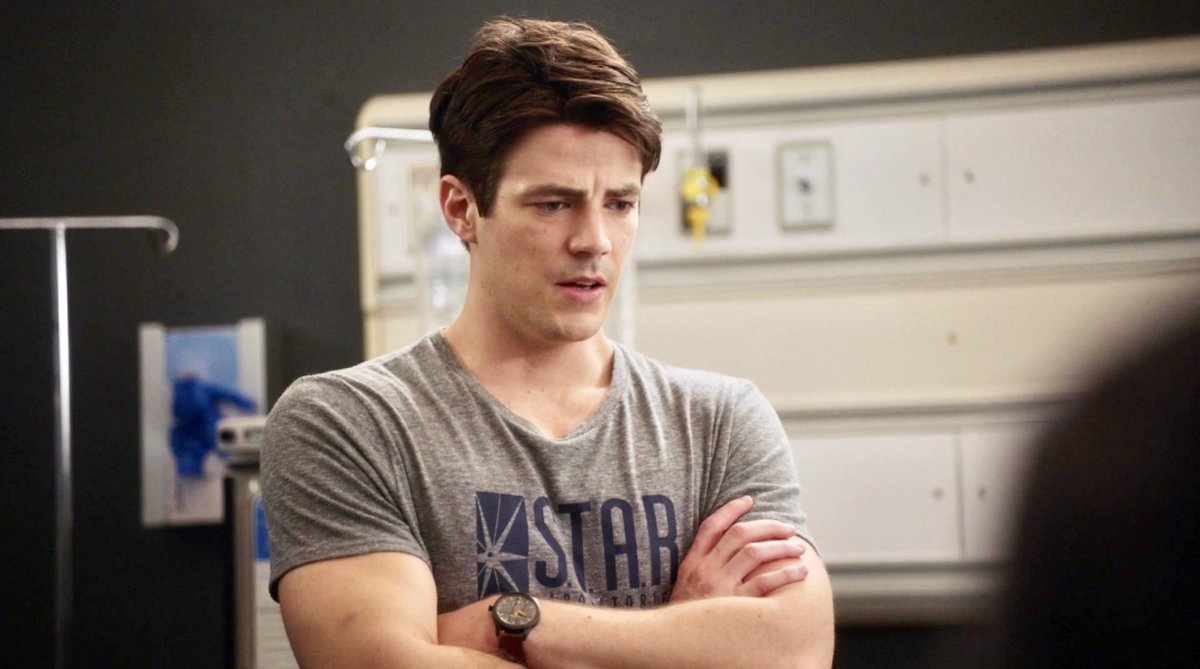 Barry Allen wearing his Star Labs t-shirt in 1x01 vs 7x05. 