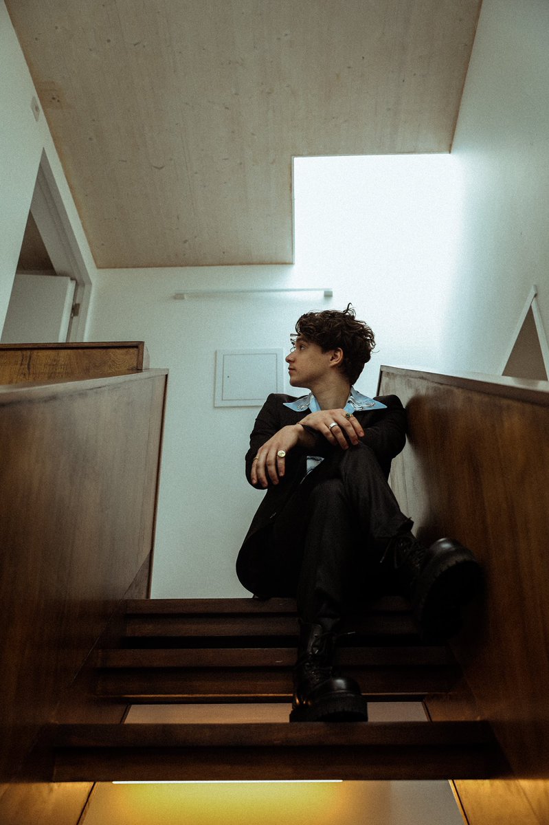 TheVampsBrad's tweet photo. 4pm bst tomorrow, see ya there x https://t.co/LZWVfyt3jJ