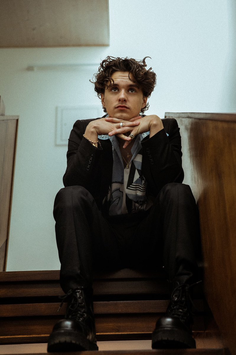 TheVampsBrad's tweet photo. 4pm bst tomorrow, see ya there x https://t.co/LZWVfyt3jJ
