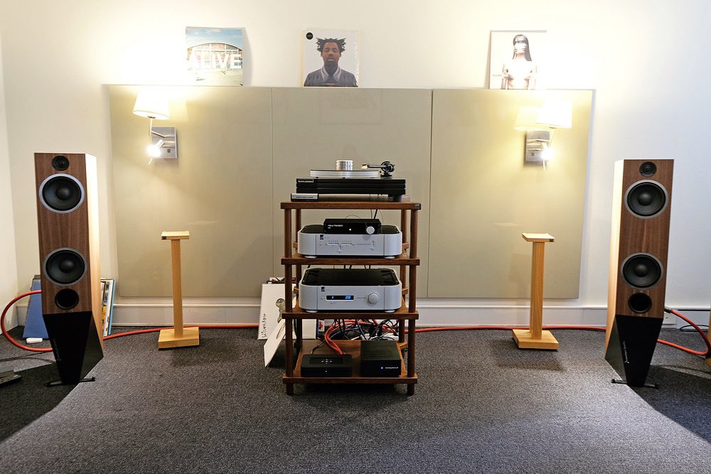 HiFiRacksLtd's tweet photo. Throwback to the @stereonet HiFi Show Aus with #AudioInfluence! This setup featured the AQ Tango 95 & Wega 73, @clefhifiabc Soloist-50 Class-A/AB, #NewHorizon TT & @atlascables! Showcased on an Omnium8 rack in solid oak with a walnut finish for maximum acoustic performance. https://t.co/QDHJCllPr8