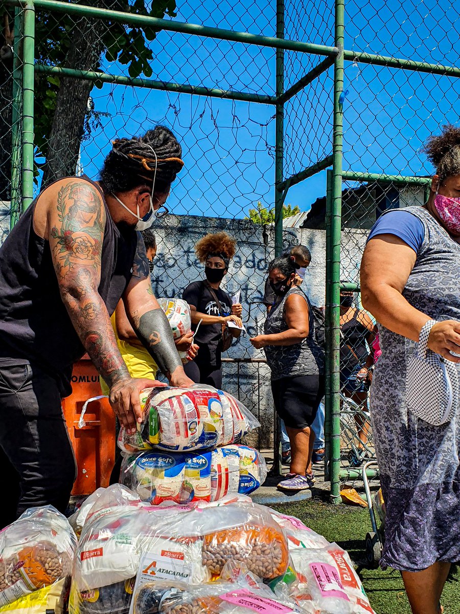 jotamarquesrj's tweet image. DÓI! Dói voltar a fazer tudo de novo com a @frentecdd. Agora com ainda + medo. Usando duas máscaras. Com menos cestas básicas do que antes. A Cidade de Deus não passou a precisar na pandemia. Ela precisa há + de 50 anos. Não é o nosso papel, mas estamos cumprindo! CHAMA NA DM! 🖤