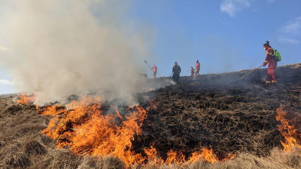 Six fire crews were on the moorland working with <a href="/peakdistrict/">Peak District National Park</a> rangers &amp; mountain rescue to prevent the spread, protecting the moorland &amp; ewes in lamb close to the area!
Act responsibly - Do not take BBQs into the Peak District. #BeFireAware #BeMoorAware #NoBBQs