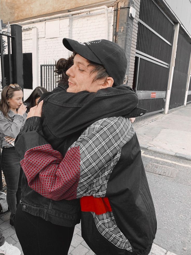 Louis Tomlinson Hugs Biggest Fan on 'Late Late Show,' Talks 1D Pranks –  Billboard