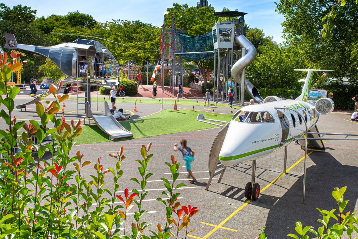 La mairie de Poitiers va-t-elle faire retirer ces jeux pour enfants au Futuroscope ? (le jet est électrique😉)
La très belle attraction en cinéma dynamique «L'Extraordinaire Voyage » qui simule un tour du monde en avion, va-t-elle être censurée ?
<a href="/L_Moncondhuy/">Léonore Moncond'huy</a>
