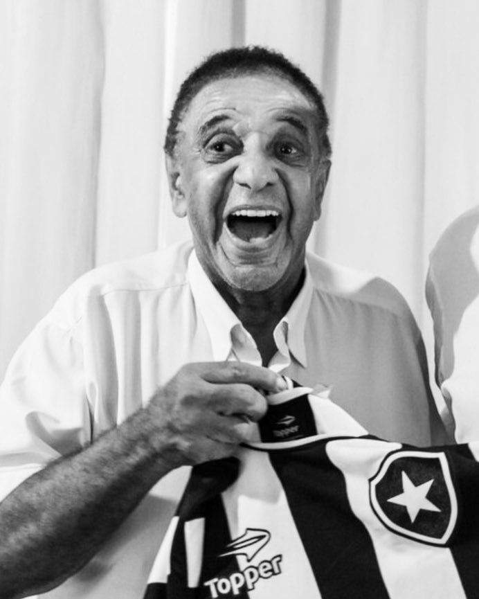 Botafogo's tweet photo. Com muita dor, o Botafogo lamenta a morte de Agnaldo Timóteo, cantor e compositor brasileiro, botafoguense apaixonado. O Clube deseja conforto aos amigos e familiares neste momento difícil. 🙏🏼🖤⭐️ https://t.co/Z7uPPAWtQ3