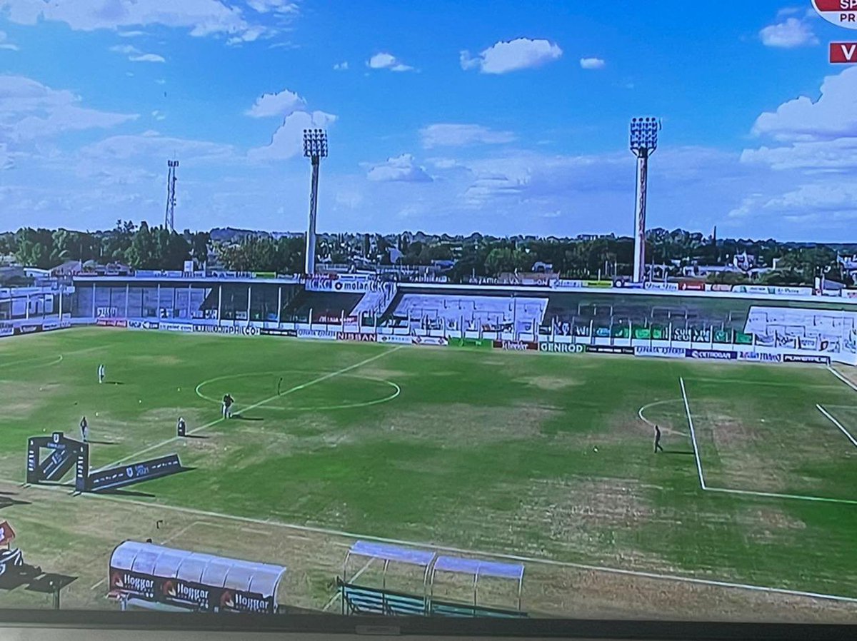 Ernestou's tweet photo. Como vas a jugar en River Camp? No podes presentar esa cancha, cuidá el producto. 

The Product: https://t.co/zuBr4h8Qbd