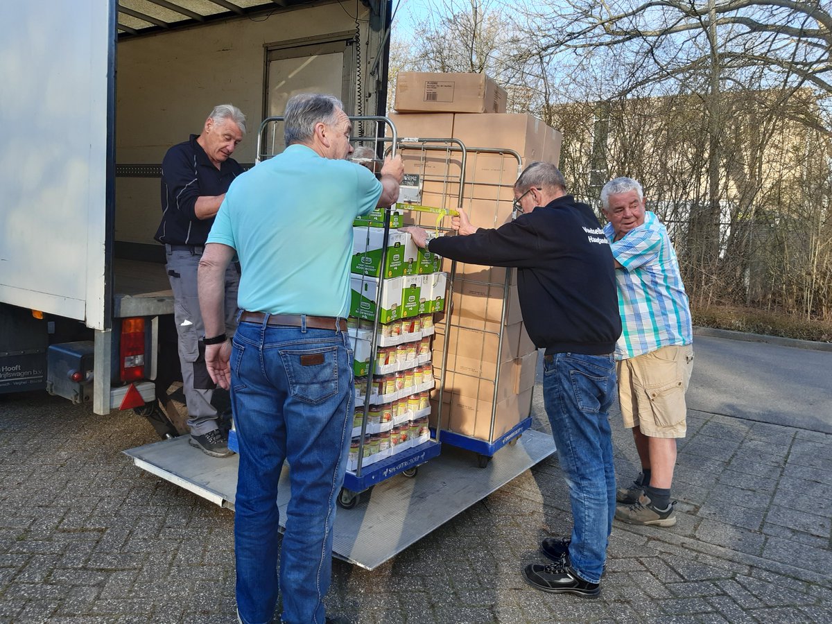 Afgelopen dinsdag hebben we de opbrengst van de #Voedselbankactie van <a href="/Netwerk079/">Netwerk Zoetermeer</a> en <a href="/PLUSVerheul/">PLUS Verheul</a> in ontvangt mogen nemen bij onze loods. Afgelopen donderdag hebben wij onze cliënten in #Zoetermeer blij gemaakt met het extra boodschappenpakket voor de Paasdagen. Hartelijk dank!!!