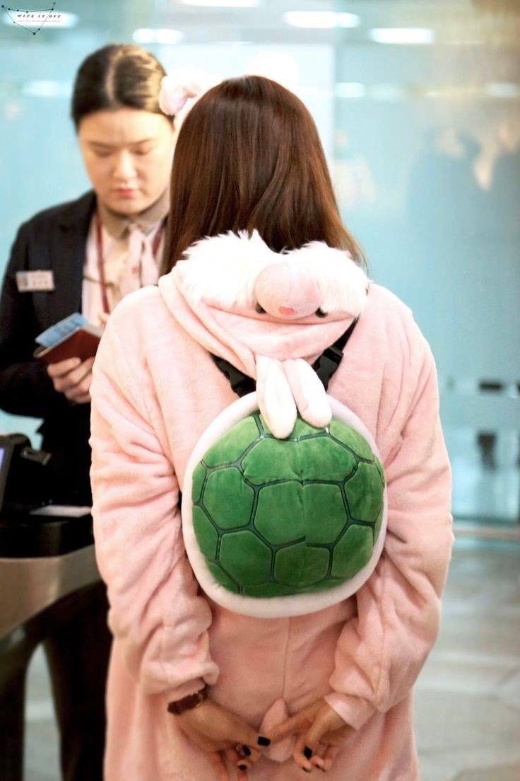 dannysthilld's tweet photo. Jisoo fez o designe da mochila tartaruga por causa do "Jisoo Turtle Rabit Kim".
DESIGNED BY JISOO
#TurtleShellBagRELEASED @BLACKPINK
#SabadoDetremuraSDV https://t.co/OOLYULYYYd
