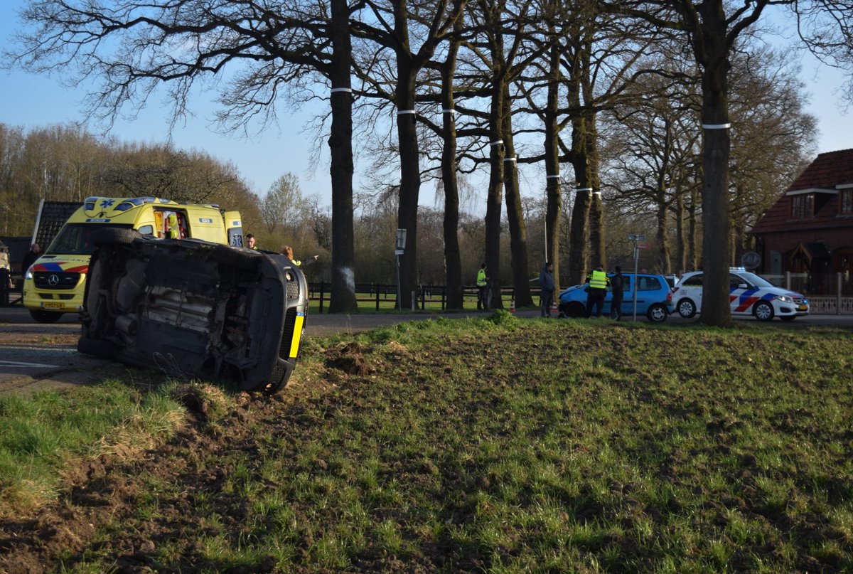 Flinke ravage na verkeersongeval op kruising in het buitengebied van Doetinchem -..