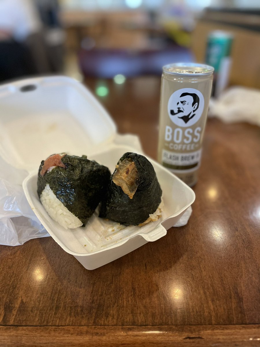 srndptychannel's tweet photo. For some reason, I pair onigiri with coffee... 🤔 #onigiri #coffeeboss #umeboshi #unagi #eel #plum #梅干し #うなぎ #japanesefood #sweetserendipity #sweetserendipitydiy https://t.co/CptmiDaR1e