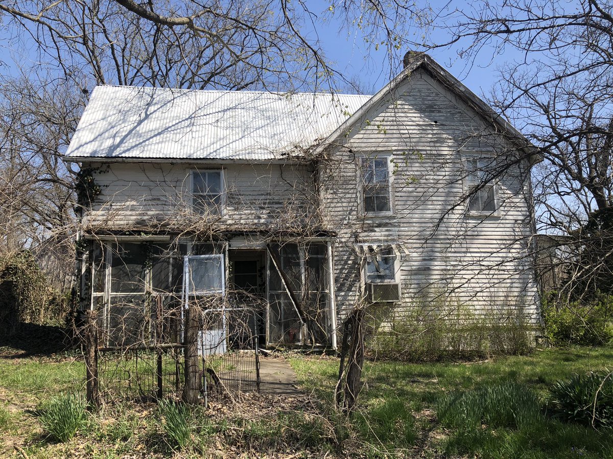 _chamelian's tweet photo. sometimes i forget about the dilapidated farm house on my grandparents’ property https://t.co/AYITSfScHW